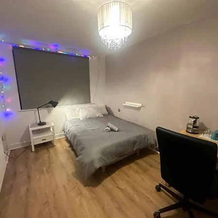 Accommodatie bij particulieren Master Bedroom With Ensuite Bathroom & Shower