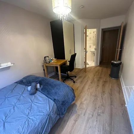 Homestay Master Bedroom With Ensuite Bathroom & Shower Leopardstown