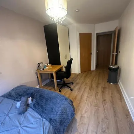 Master Bedroom With Ensuite Bathroom & Shower