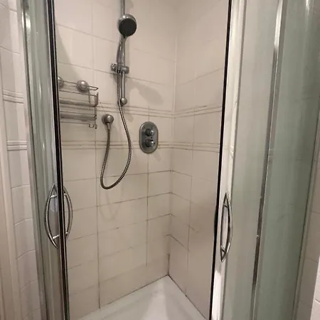 Accommodatie bij particulieren Master Bedroom With Ensuite Bathroom & Shower