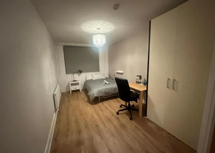 Δωμάτια σε οικογενειακή κατοικία Master Bedroom With Ensuite Bathroom & Shower Leopardstown