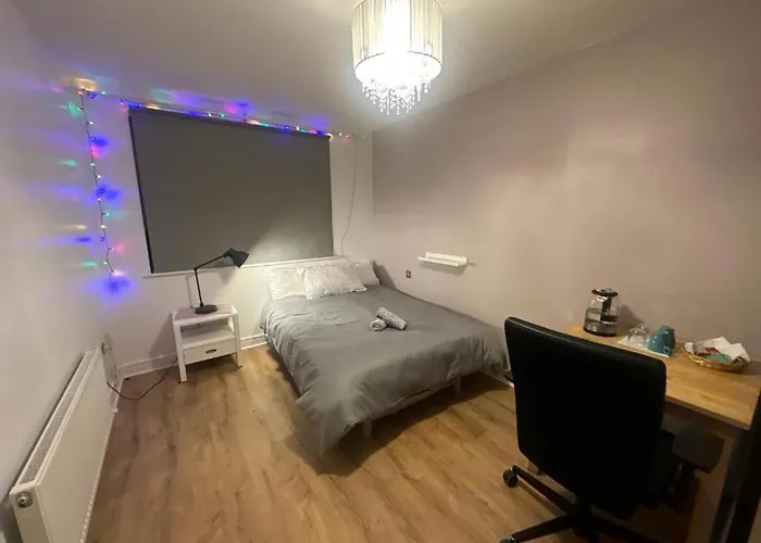 Δωμάτια σε οικογενειακή κατοικία Master Bedroom With Ensuite Bathroom & Shower