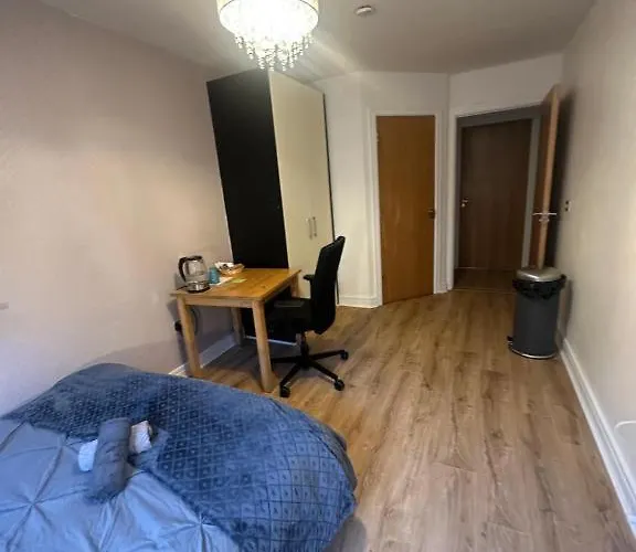 Master Bedroom With Ensuite Bathroom & Shower