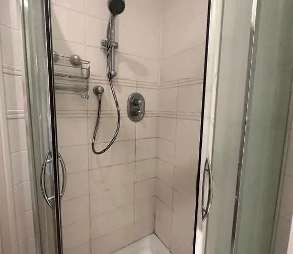 Δωμάτια σε οικογενειακή κατοικία Master Bedroom With Ensuite Bathroom & Shower