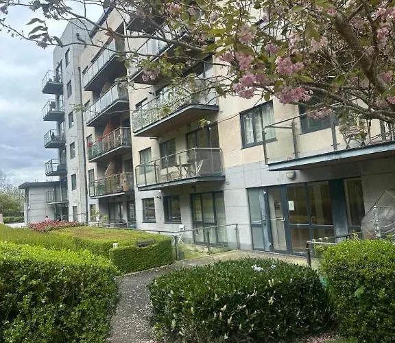 Δωμάτια σε οικογενειακή κατοικία Master Bedroom With Ensuite Bathroom & Shower *